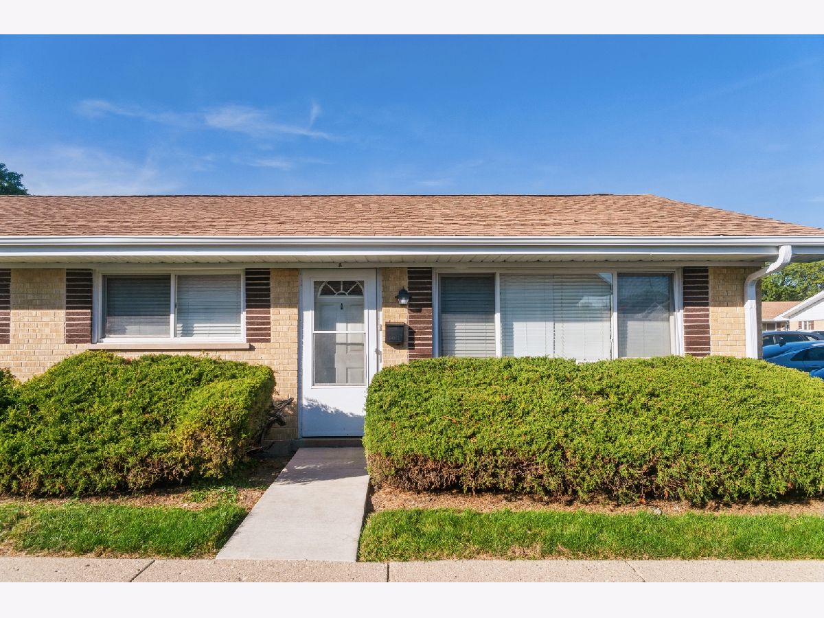 Townhomes & Condos & Homes Sold Valley Stream Wheeling Illinois, 831 Valley Stream