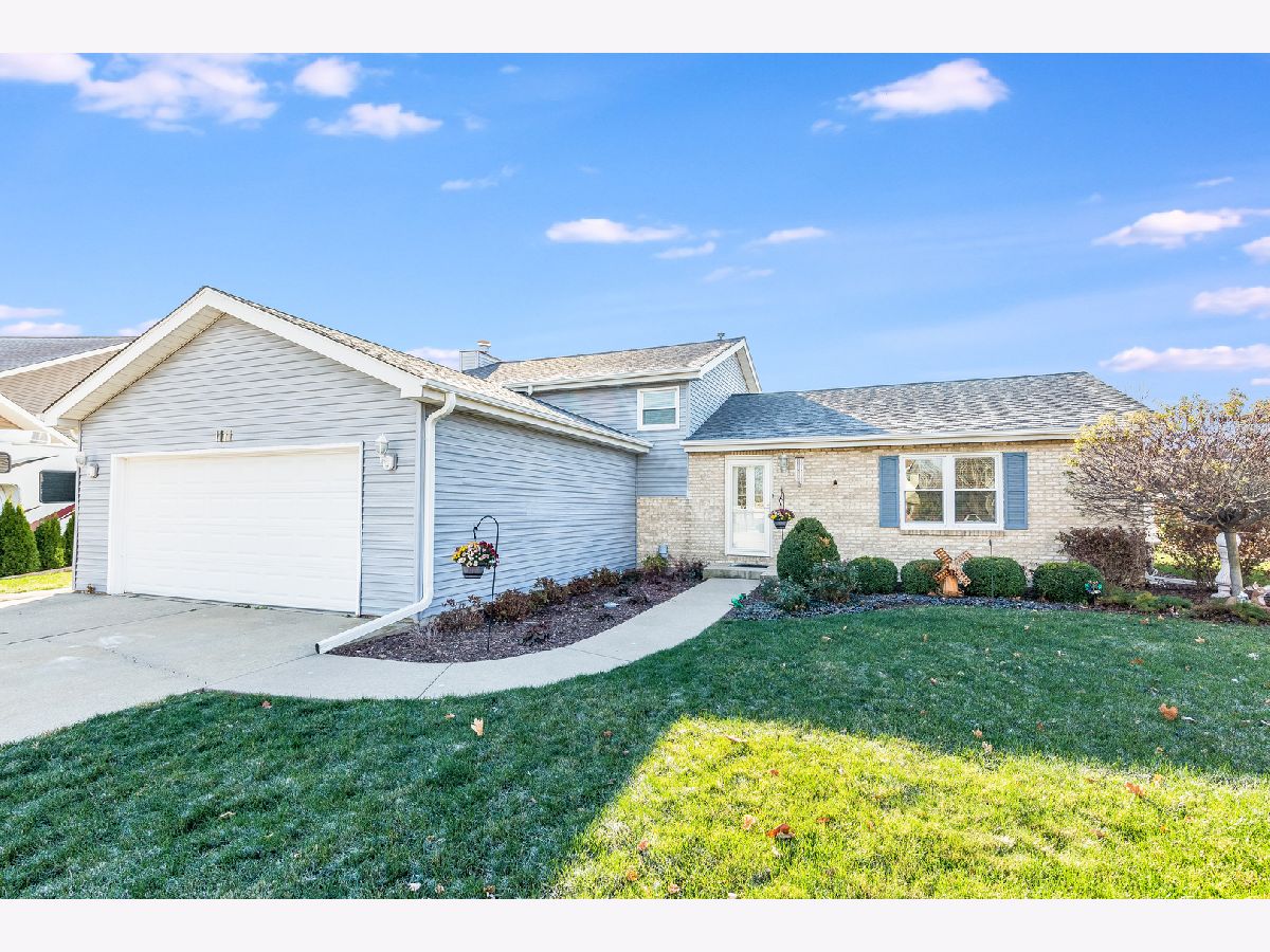 Homes Sold Country West Shorewood Illinois, 1111 Home