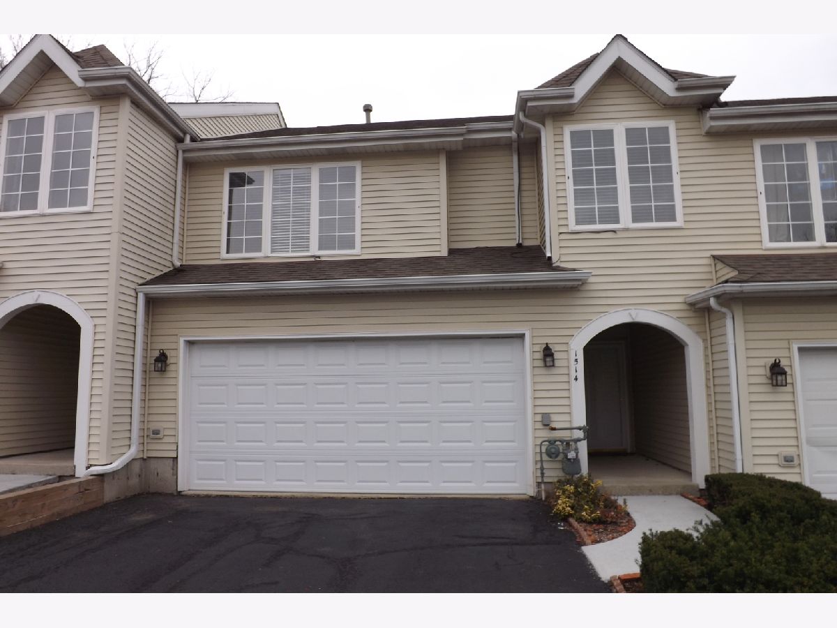 Townhomes & Condos & Homes Sold Mcconnell Hills Woodstock Illinois, 1514 Golden Oak