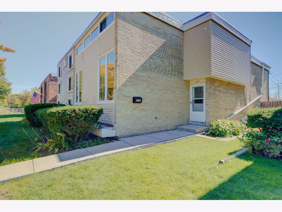 Homes & Condos & Townhomes Rented Arlington Acres Arlington Heights Illinois, 2115 Gregory