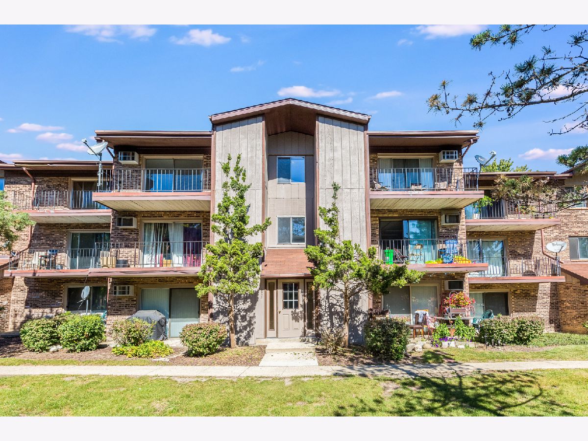 Condominiums Sold Waterbury Woodridge Illinois, 2525 Spring