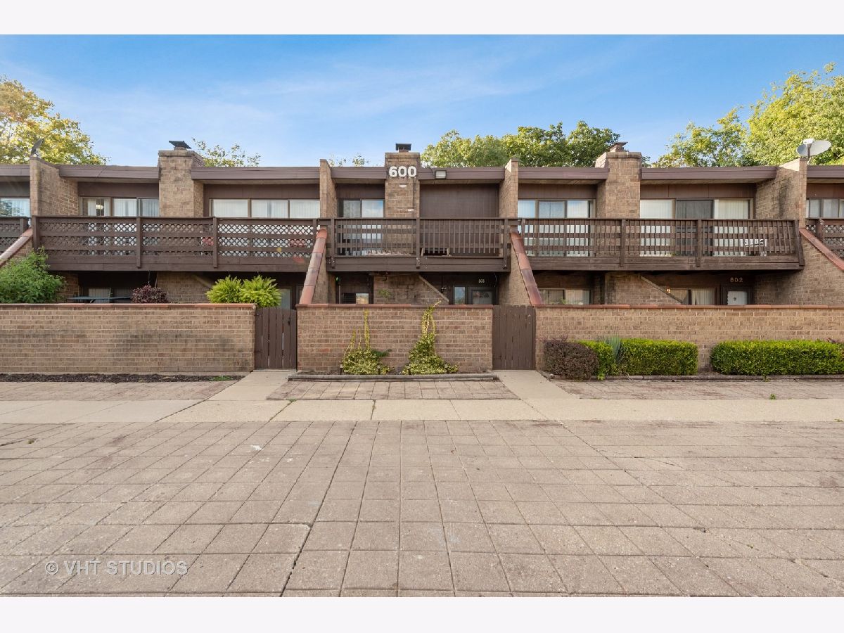 Kennington Square Elgin IL, Condos & Townhomes For Sale & For Rent