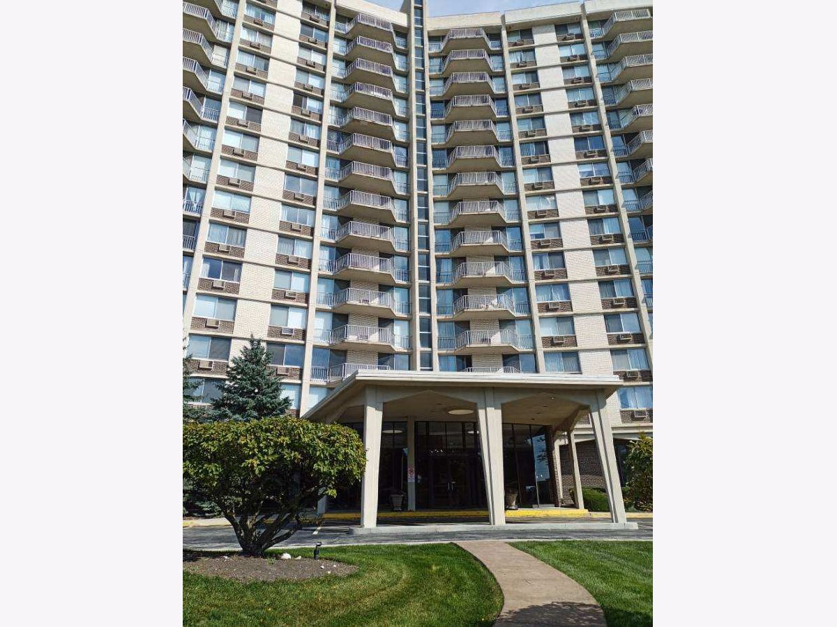 Oak Brook Towers Oak Brook IL, Condos & Townhomes For Sale & For Rent