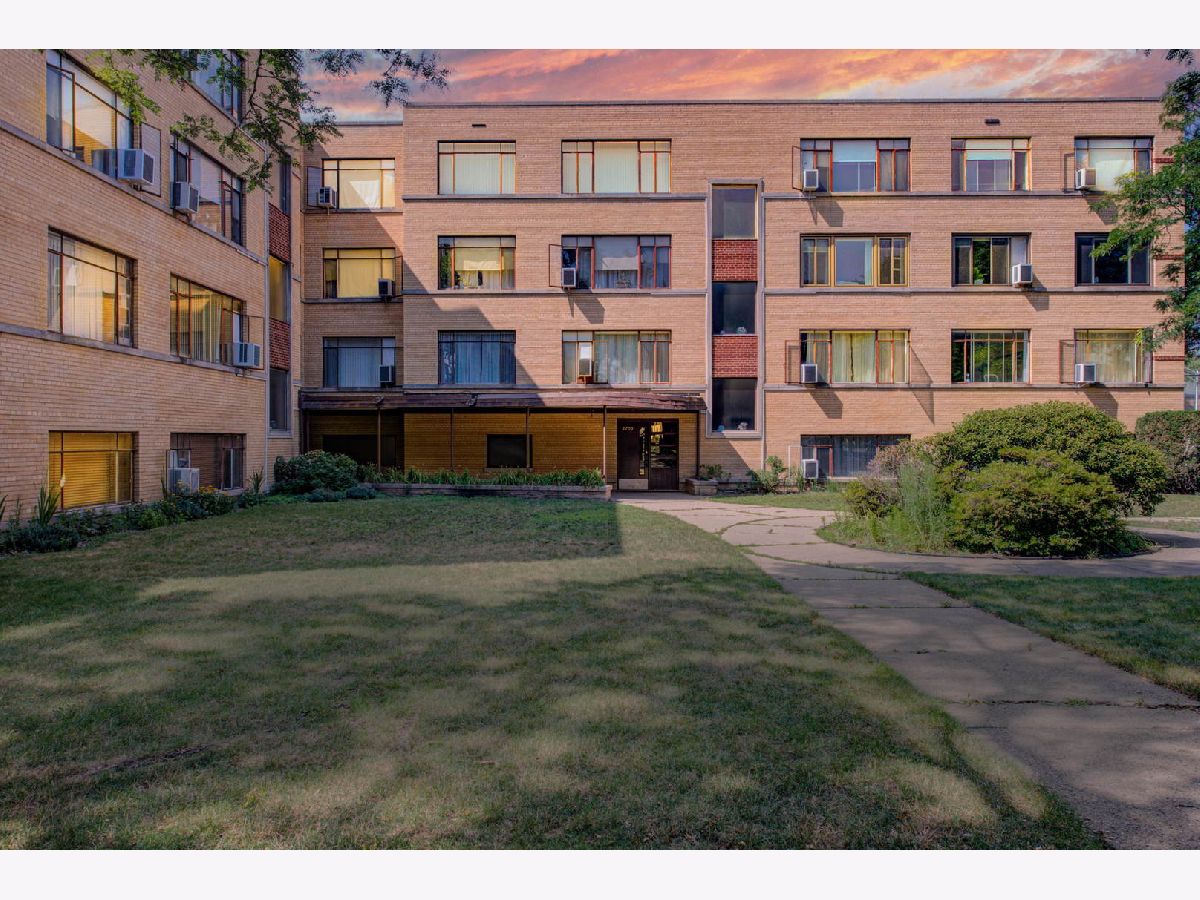 Homes & Condos & Townhomes Rented Budlong Woods Chicago Illinois, 2710 Summerdale