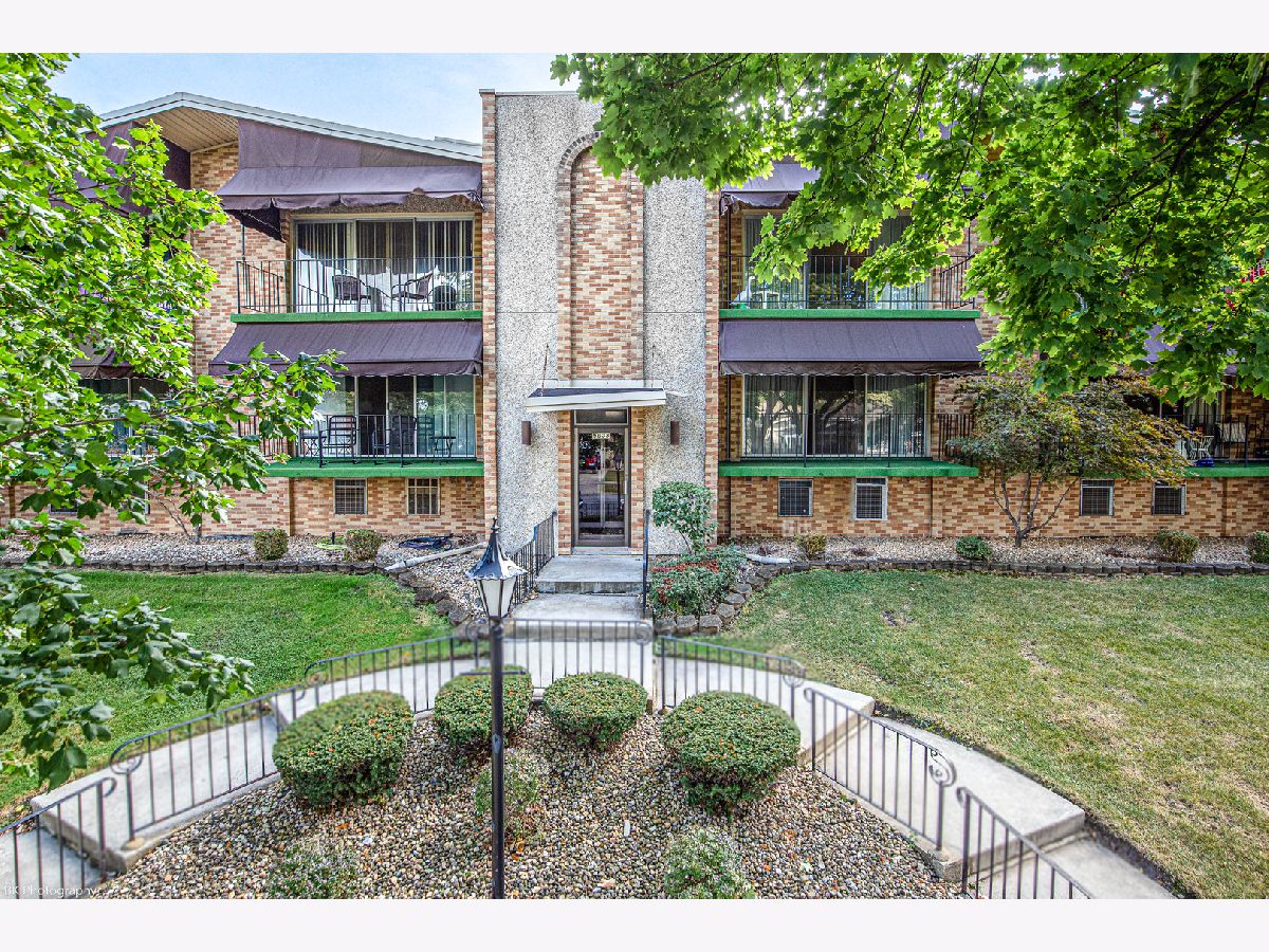 Condominiums & Homes Sold Wildwood Estates Oak Lawn Illinois, 9633 Keeler