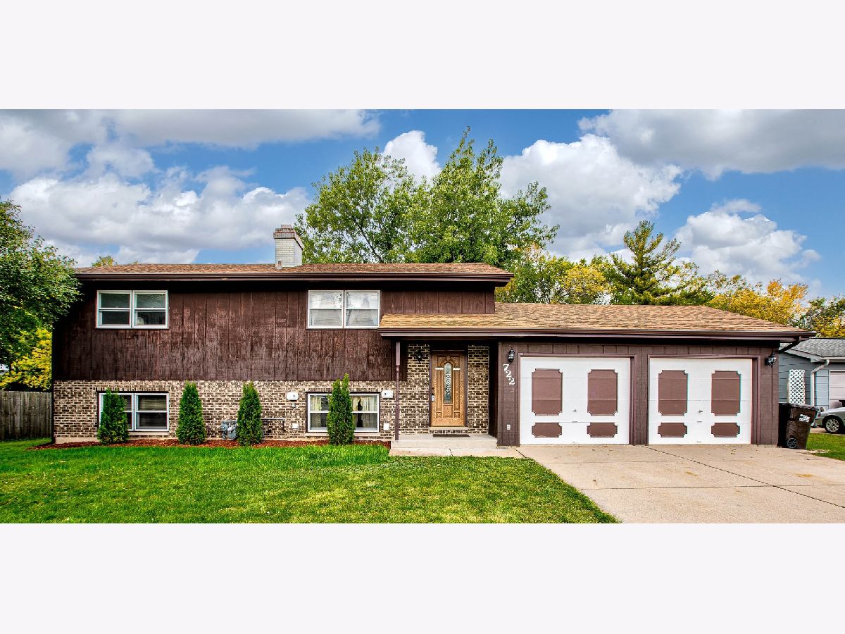 Homes & Condominiums Sold Country Meadows Crystal Lake Illinois, 722 Mchenry