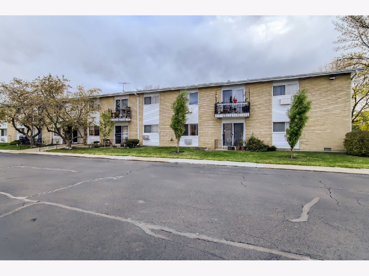 Courtland Square Des Plaines IL, Condominiums For Sale & For Rent