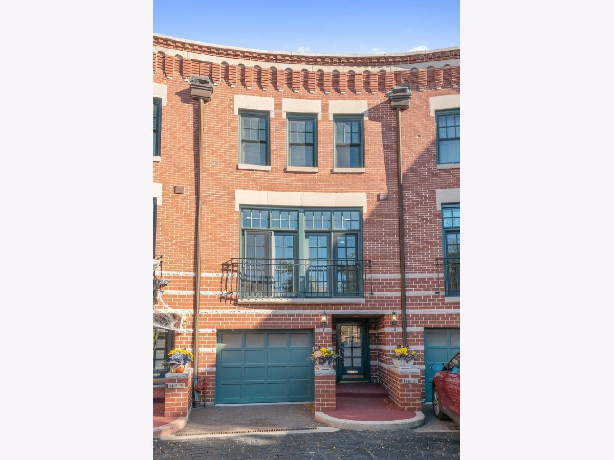 Townhomes & Condos & Homes Sold Embassy Club Chicago Illinois, 1412 Wrightwood