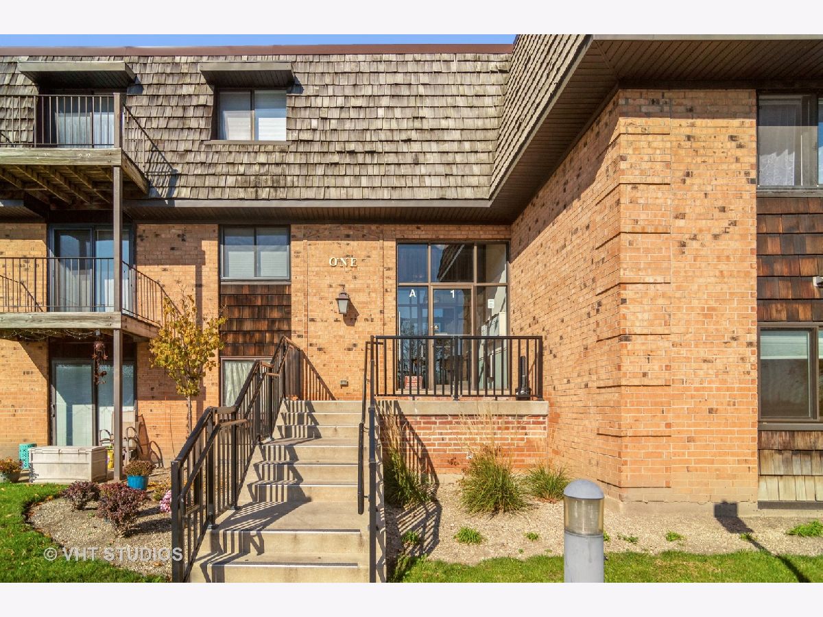 Condominiums Sold Arbors Buffalo Grove Illinois, 1 Oak Creek