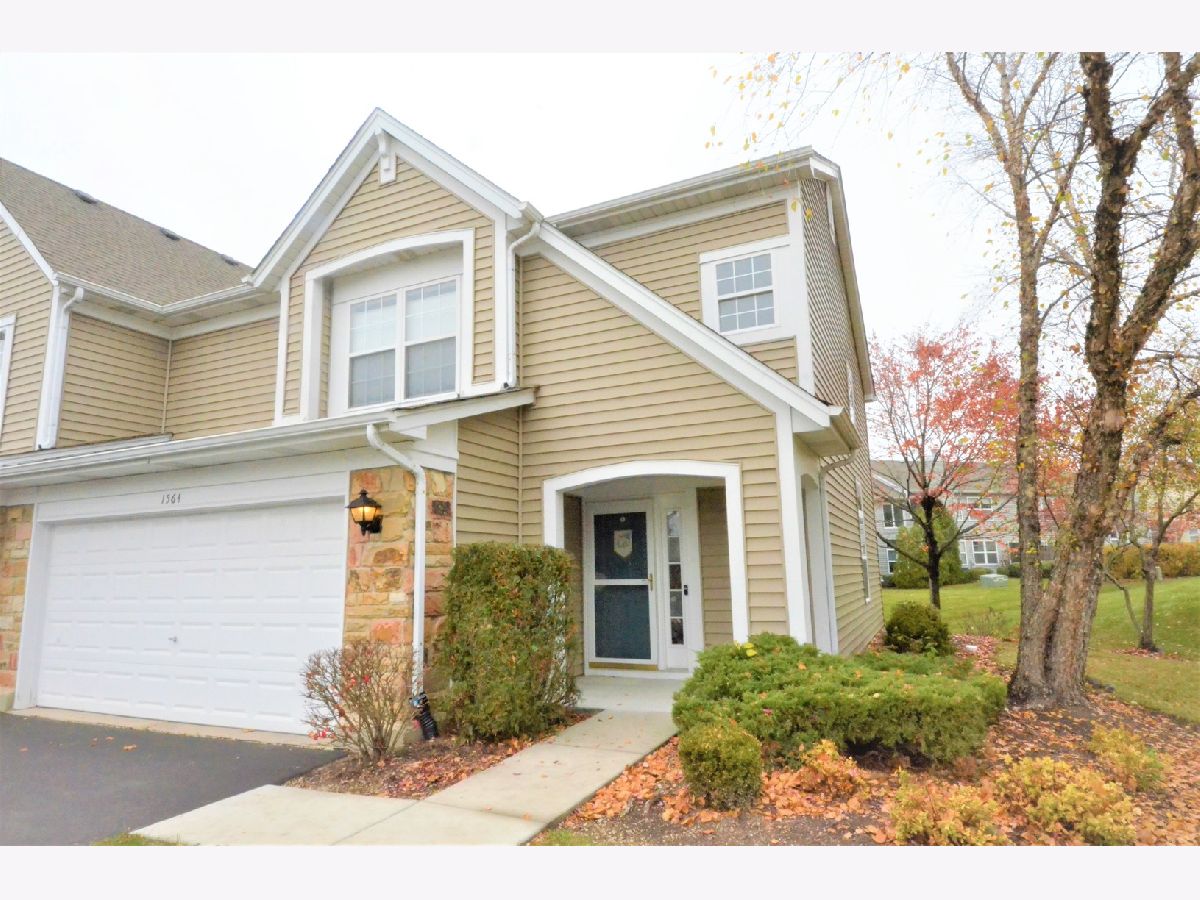 Townhomes Rented Coventry Park Palatine Illinois, 1564 Chivalry