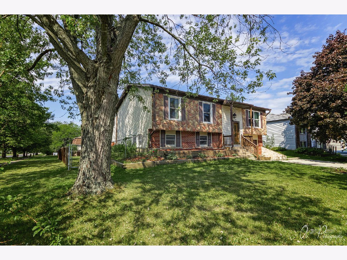 Homes Rented Ivanhoe Bolingbrook Illinois, 301 Lancelot