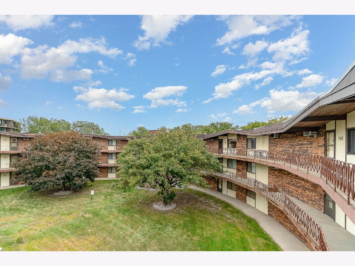 Condominiums Sold Holiday Terrace Lansing Illinois, 2305 Holiday