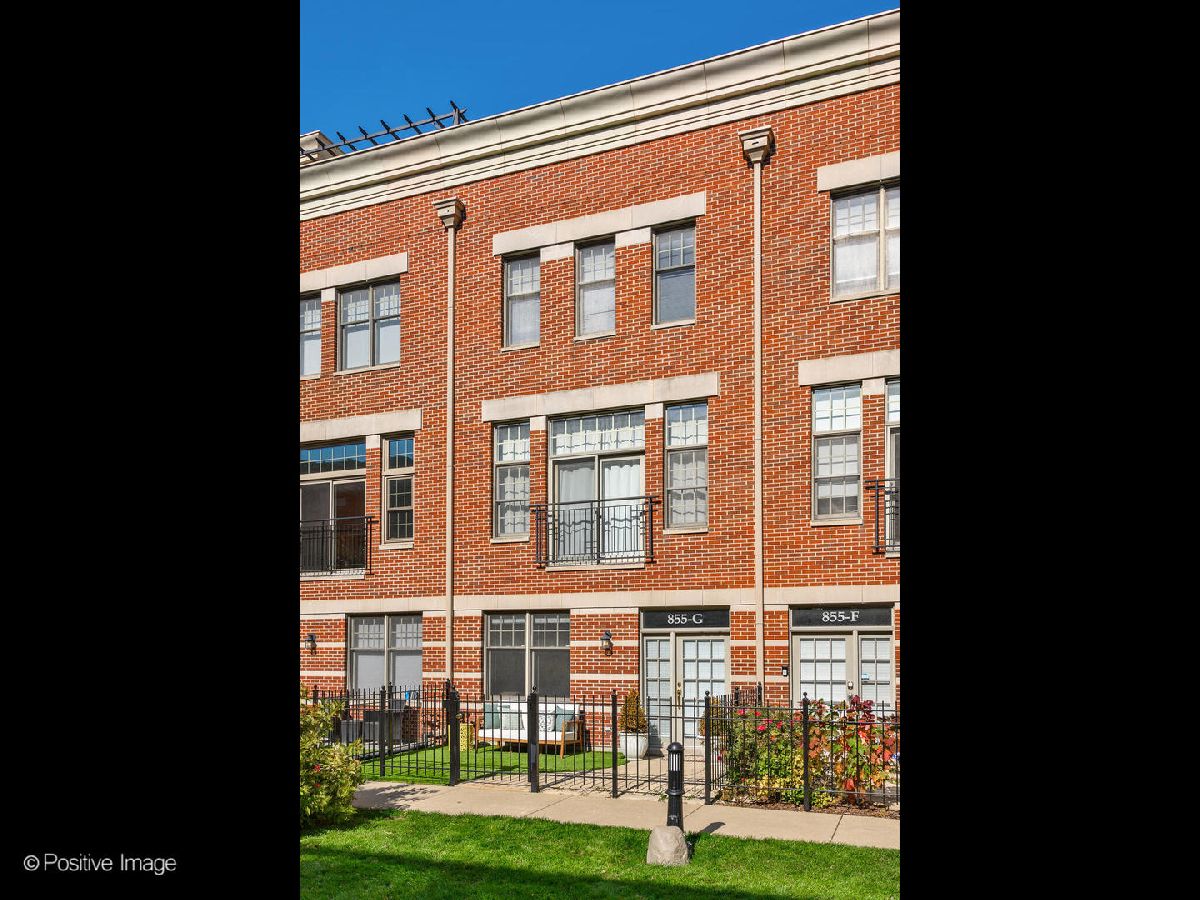 Condos & Townhomes Rented St. John's Park Chicago Illinois, 855 May