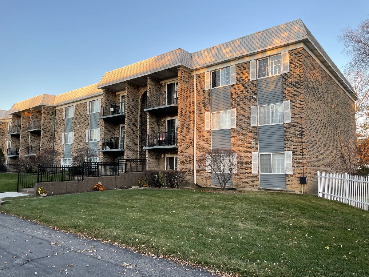 Condominiums Rented Arlington Glen Arlington Heights Illinois, 1621 Windsor