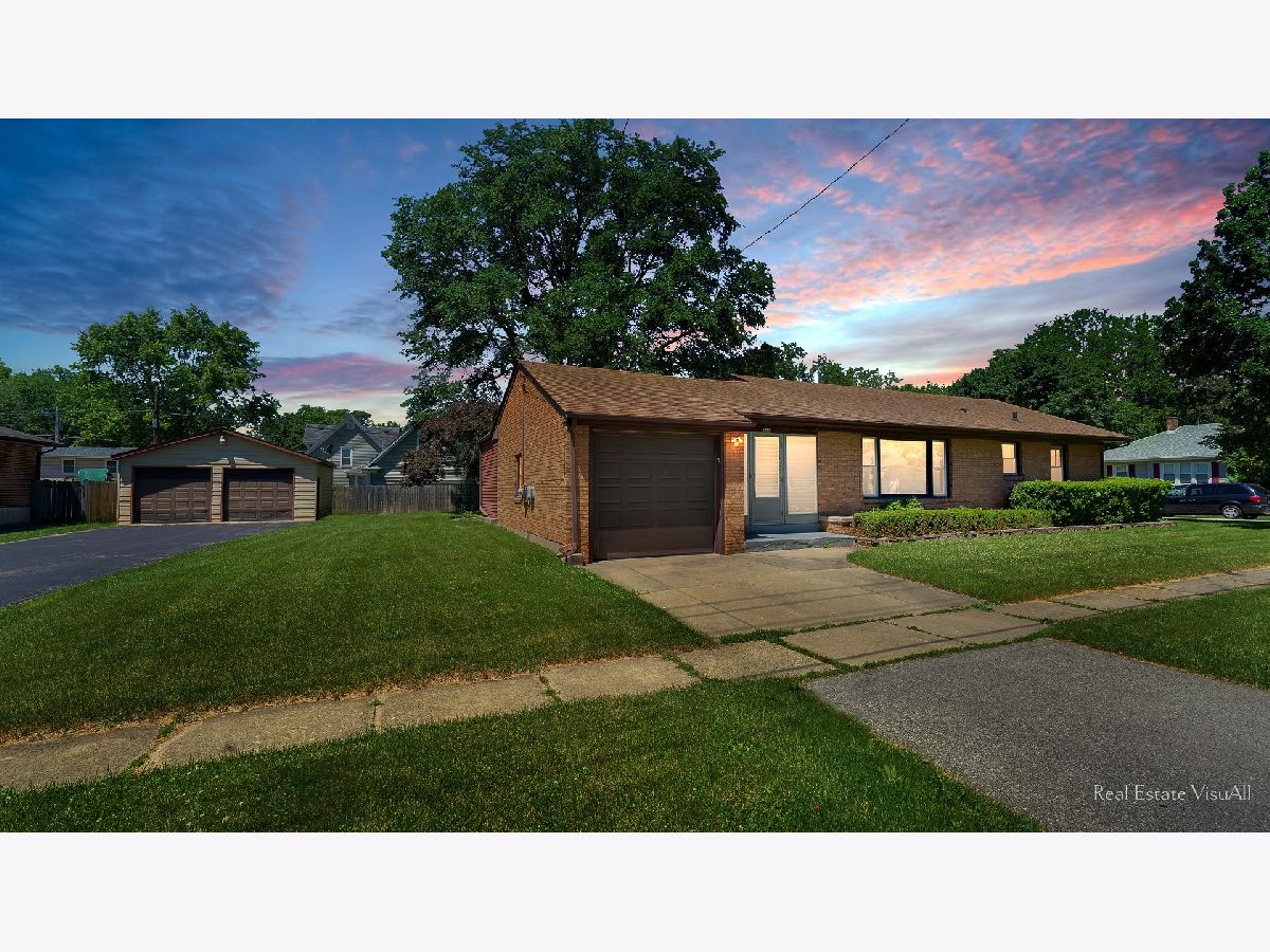 Homes & Condos & Townhomes Rented Old Town Carpentersville Illinois, 319 Lord