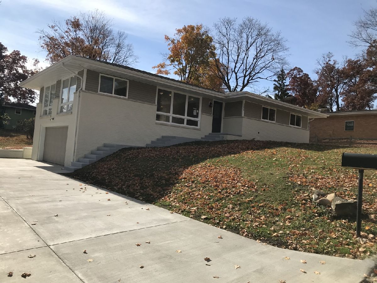 Homes & Condos & Townhomes Sold Woodland Ridge Bloomington Illinois, 1304 Hollycrest