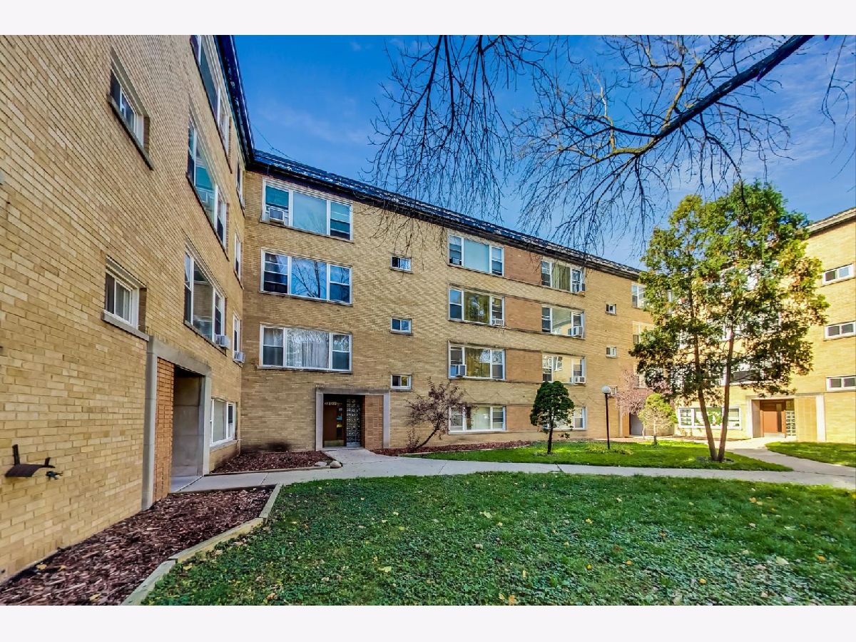 Condominiums & Homes Sold Norwood Court Chicago Illinois, 6122 Damen