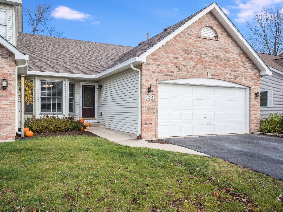 Condos & Townhomes Sold Breton Court Batavia Illinois, 945 Breton