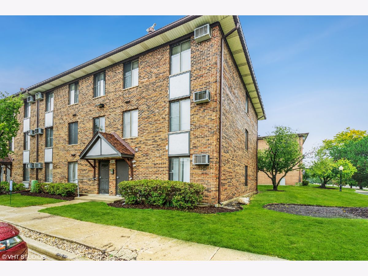 Condominiums Sold Willows Aurora Illinois, 121 Gregory