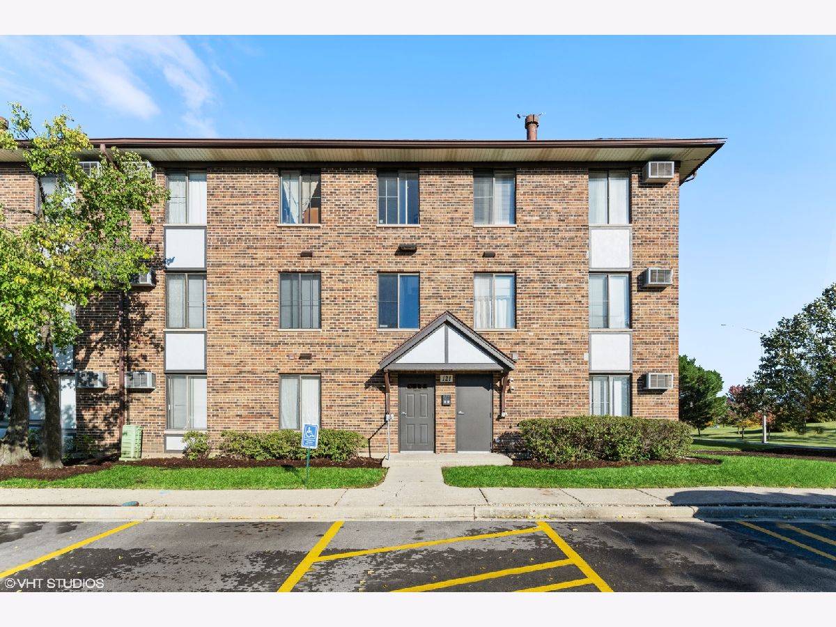 Condominiums Sold Willows Aurora Illinois, 121 Gregory