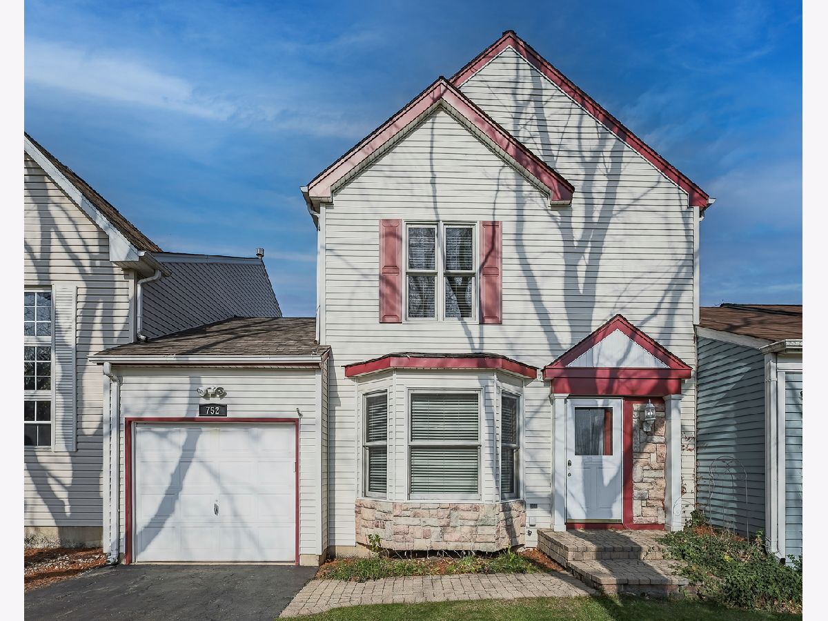 Townhomes Sold Asbury Square Glendale Heights Illinois, 752 Lippert