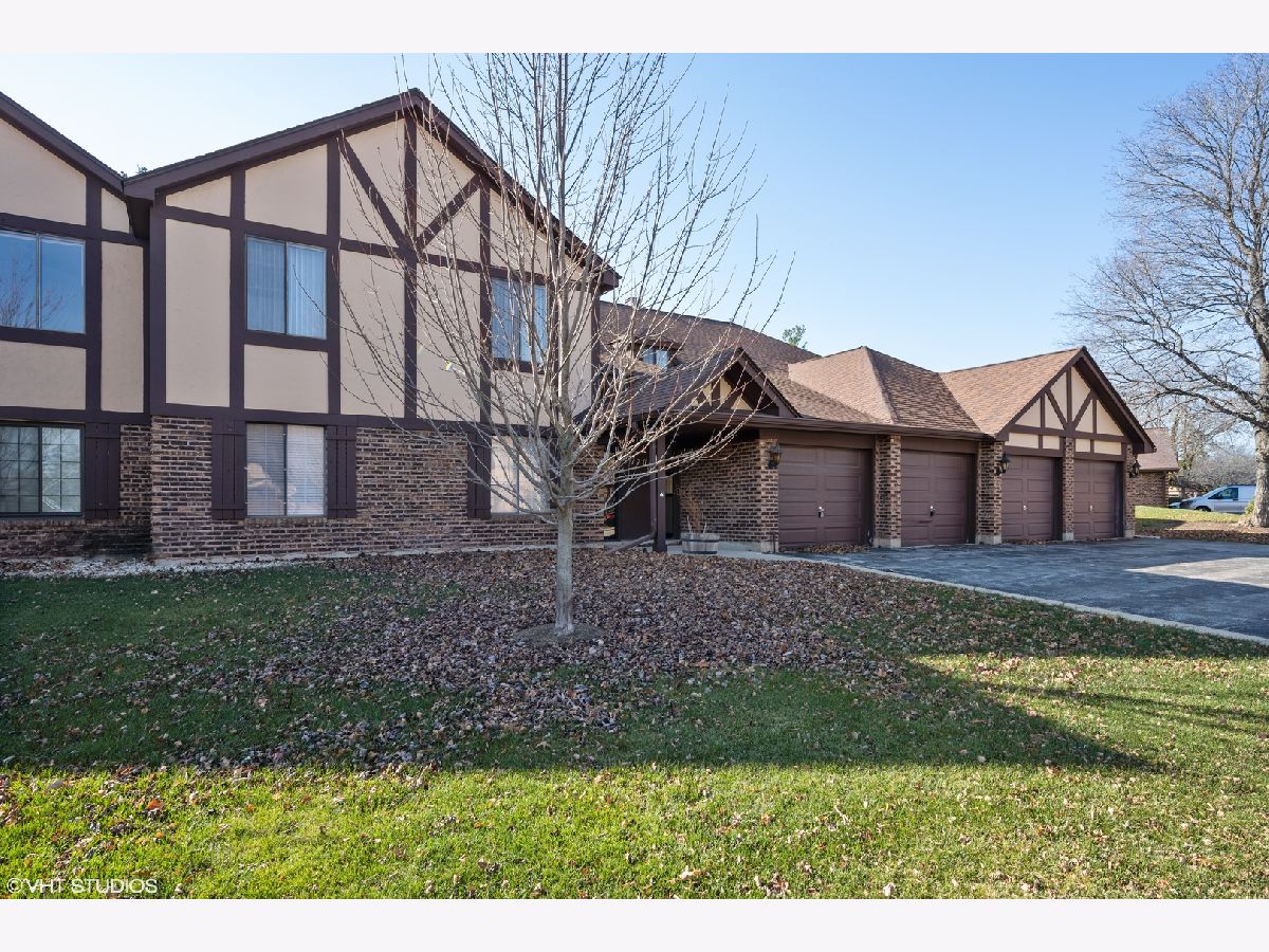 Homes & Townhomes & Condos Rented Briarcliffe Wheaton Illinois, 1704 Lakecliffe