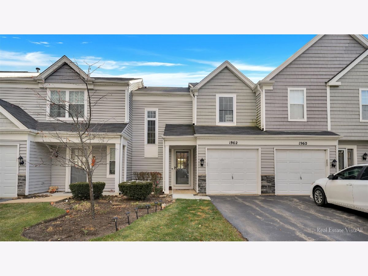 Townhomes & Homes For Sale College Green Elgin Illinois, 1962 Muirfield Circle