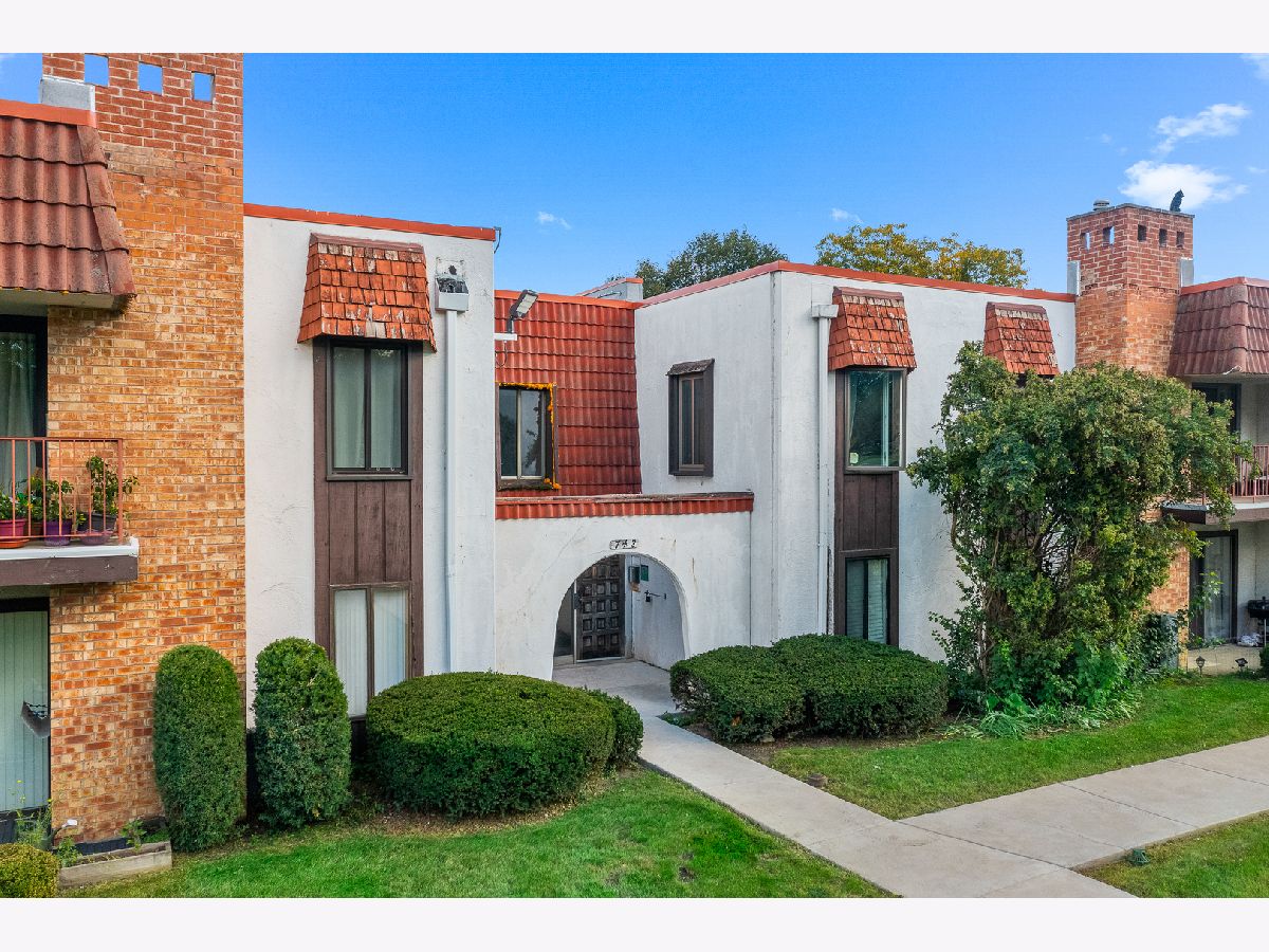 Condominiums Sold Spanish Courts Glendale Heights Illinois, 743 Fullerton