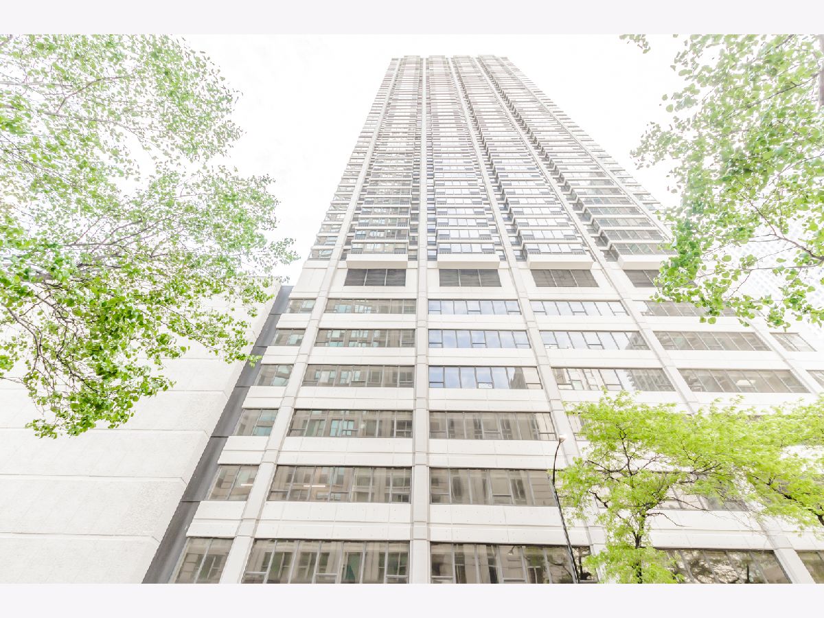 Condominiums Rented 30 E Huron Chicago Illinois, 30 Huron