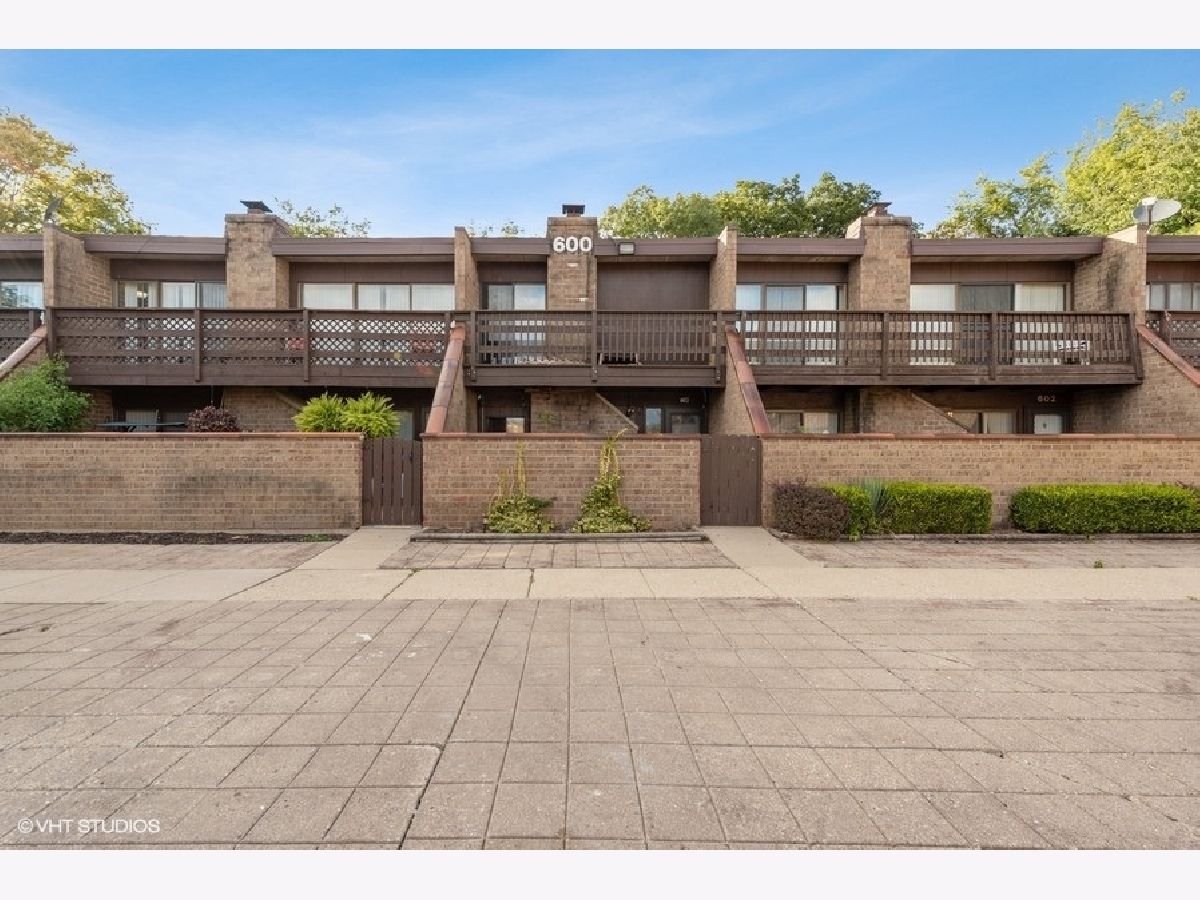 Condos & Townhomes Sold Kennington Square Elgin Illinois, 609 Kenneth