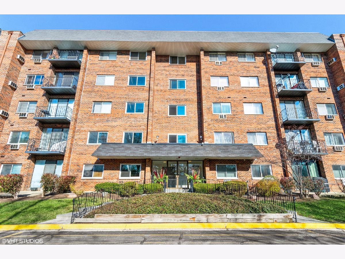 Condominiums & Homes Sold St Joseph Creek Lisle Illinois, 4731 Saint Joseph Creek