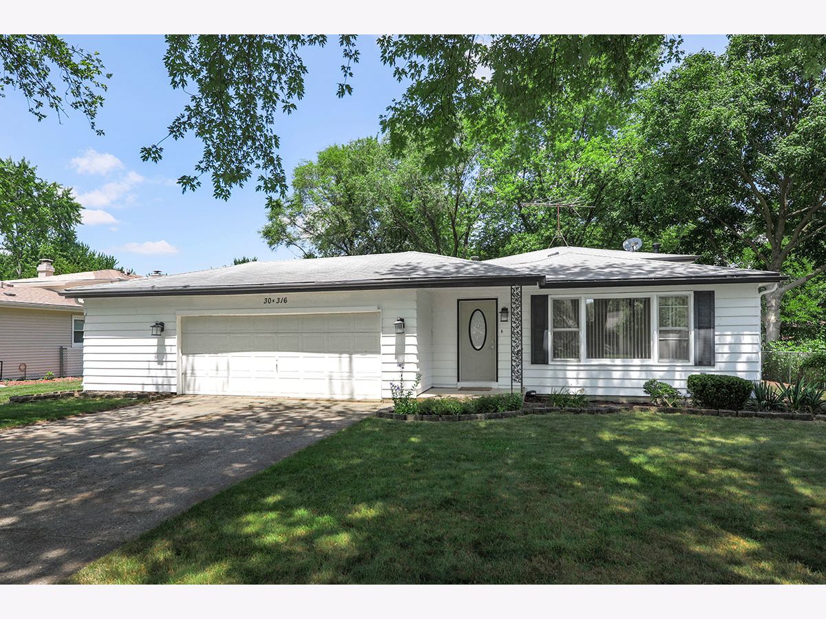 Homes & Condos & Townhomes Rented Longwood Naperville Illinois, 30W316 Claymore