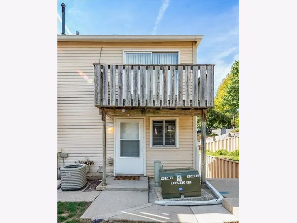 Townhomes & Condos & Homes Rented Hidden Glen Fox Lake Illinois, 81 Maude