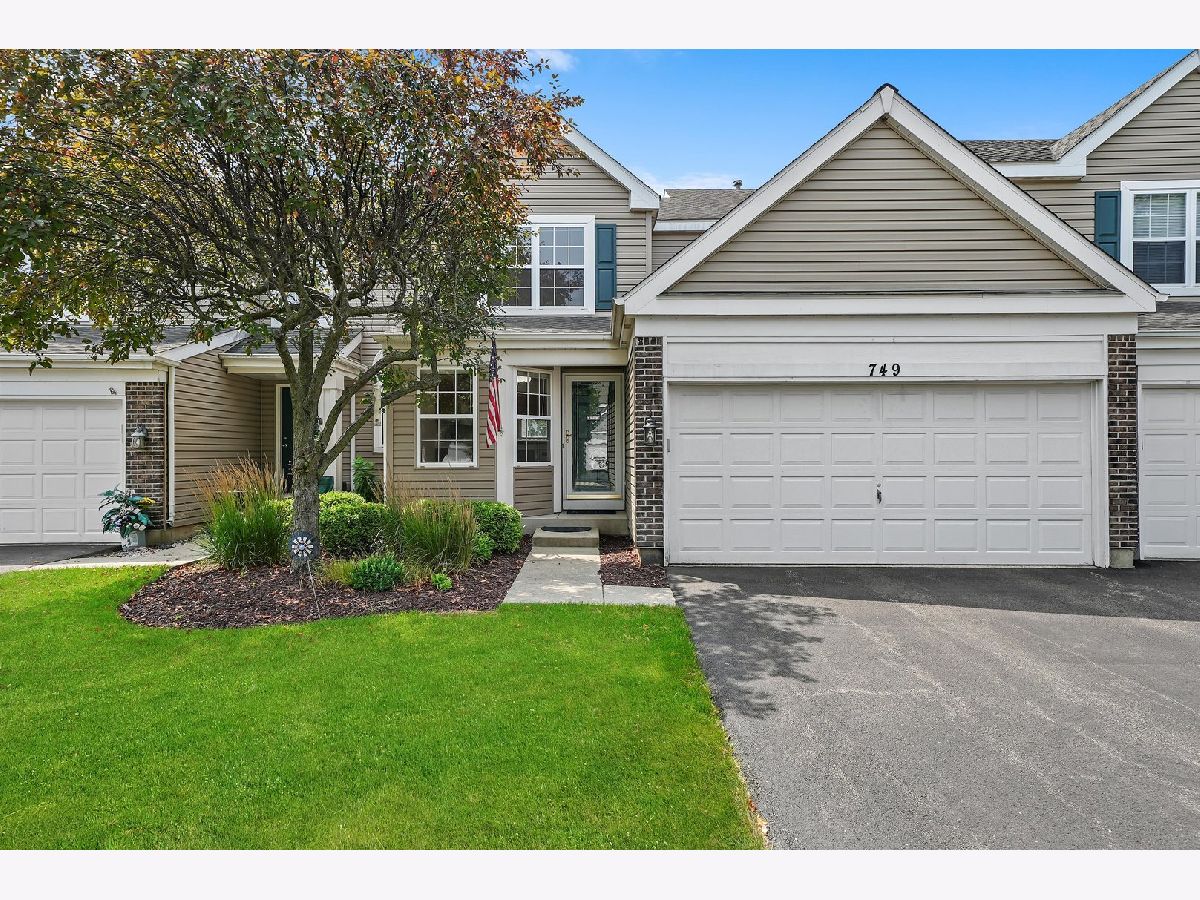 Townhomes Sold Mistwood Crystal Lake Illinois, 749 Savannah