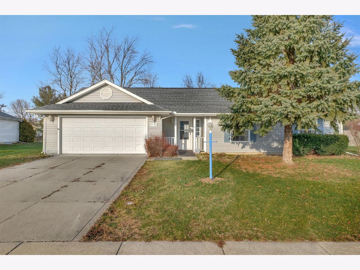 Homes Sold Appletree Monticello Illinois, 2004 Appletree