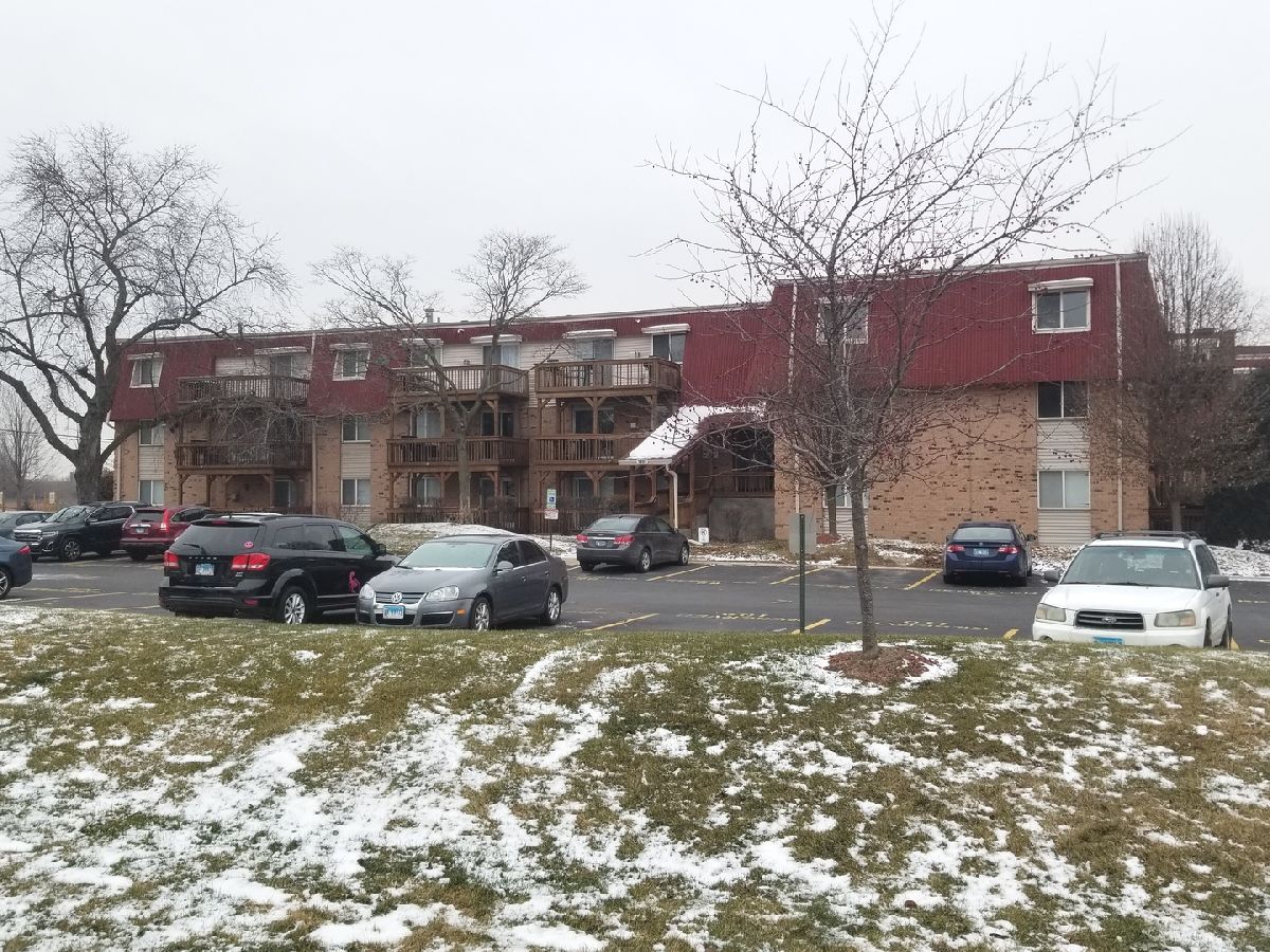 Condominiums Rented Linden Woods Aurora Illinois, 1855 Tall Oaks