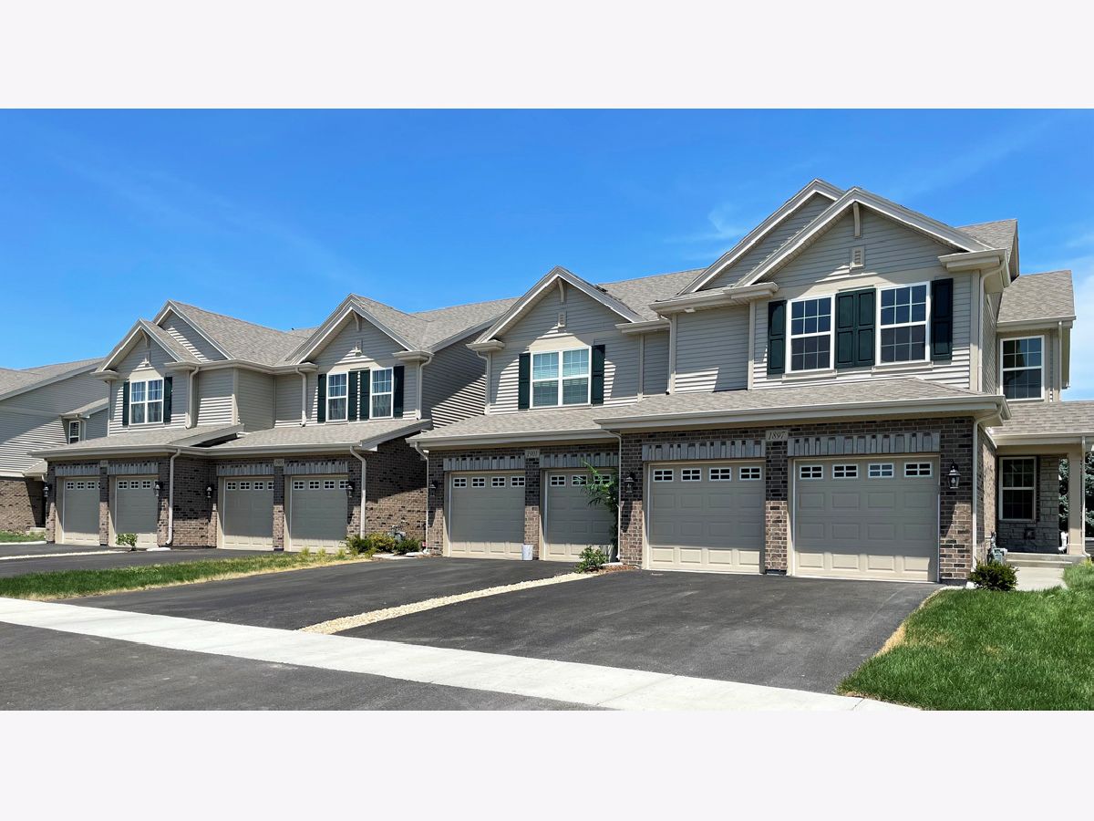 Townhomes Sold Deerbrook Place Aurora Illinois, 2111 Canyon Creek