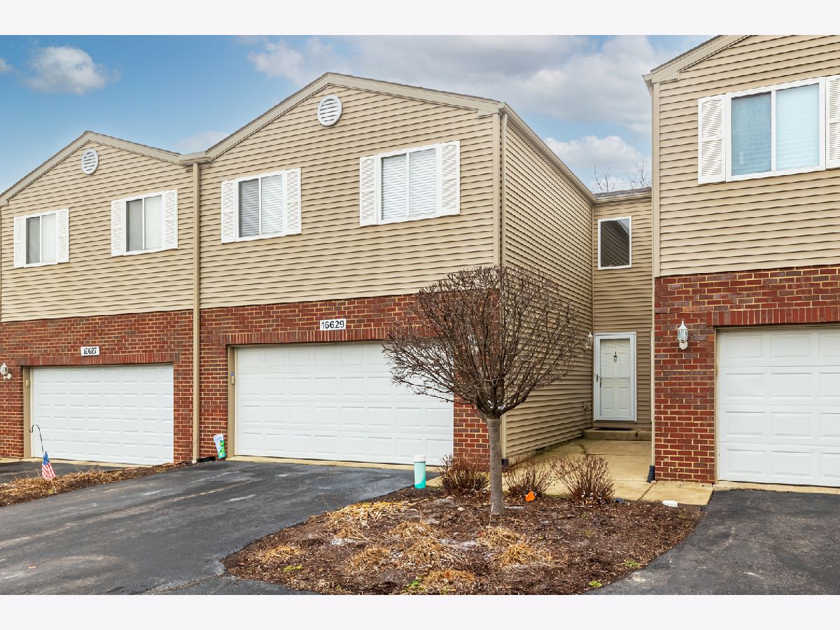 Townhomes & Homes Rented Willow Walk Lockport Illinois, 16629 Willow Walk
