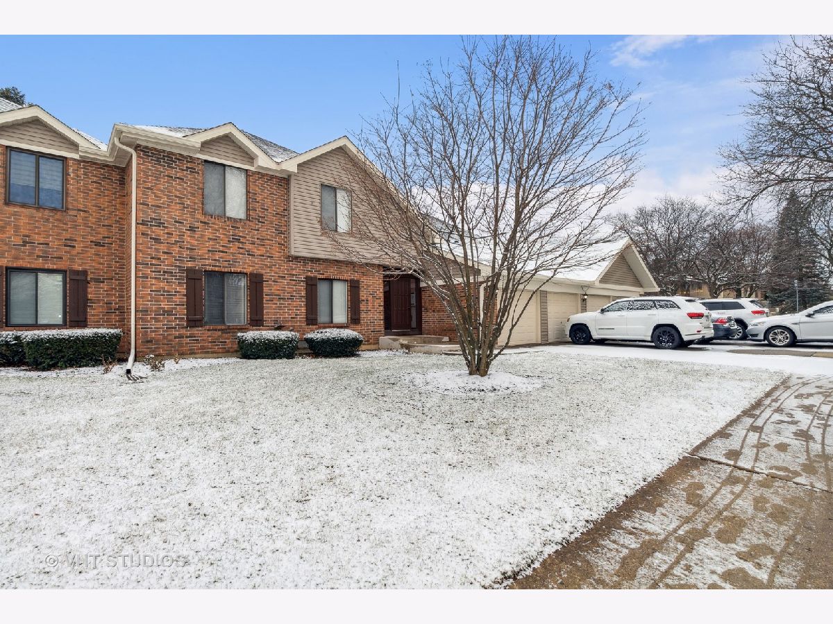 Condominiums Sold Cross Creek Roselle Illinois, 811 Cross Creek