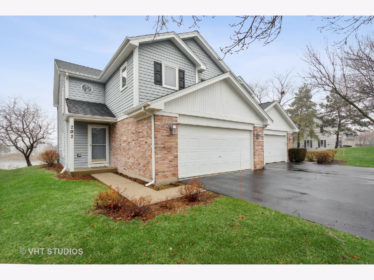 Townhomes & Condos Sold Carlton Court Westmont Illinois, 202 Carlisle