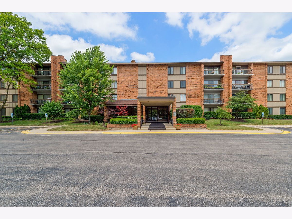 Lake Hinsdale Village Willowbrook IL, Condos & Townhomes For Sale & For