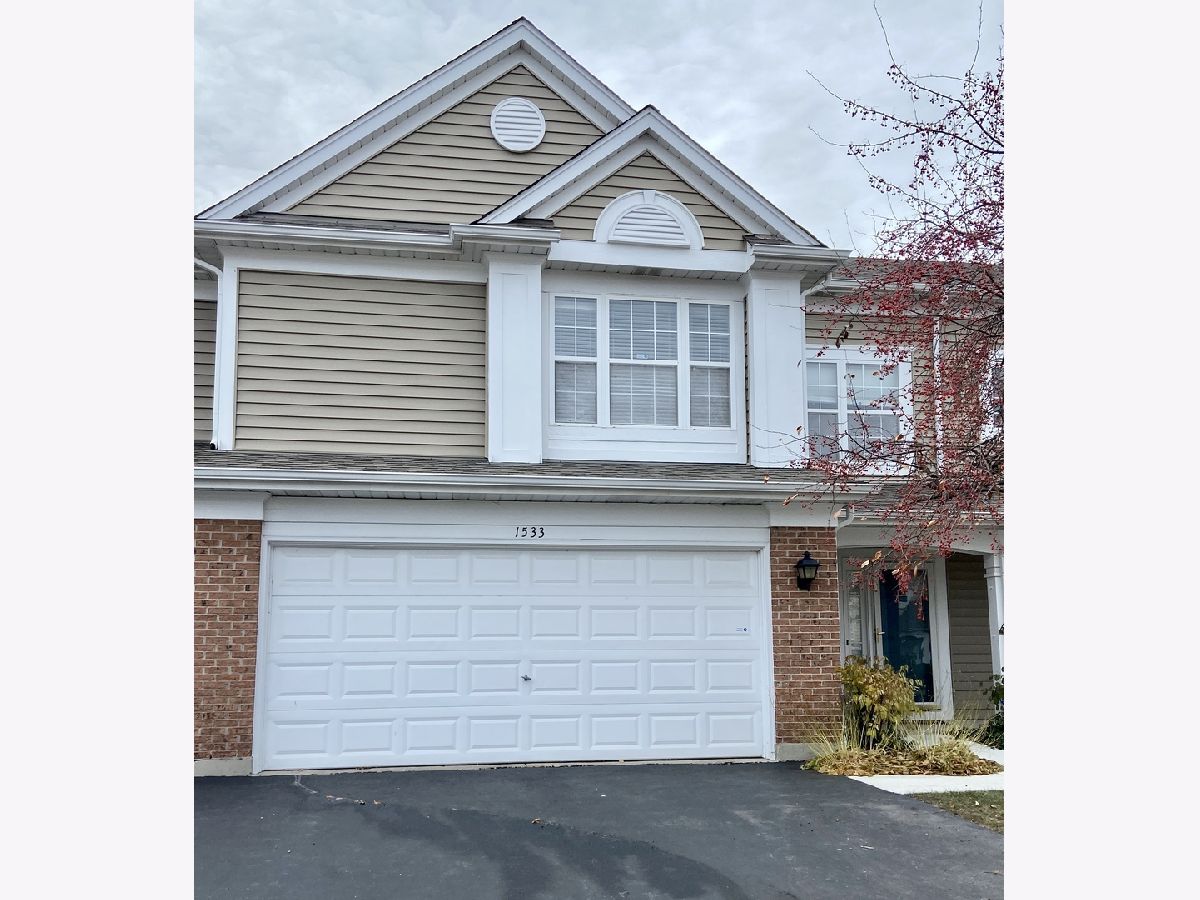 Townhomes Rented Coventry Park Palatine Illinois, 1533 Chivalry