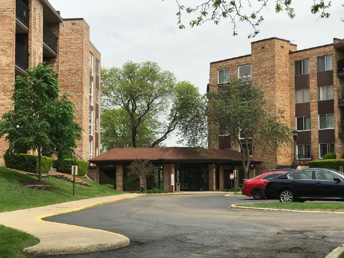 Condominiums Sold Hunt Club On The Lake Mount Prospect Illinois, 502 Huntington Commons