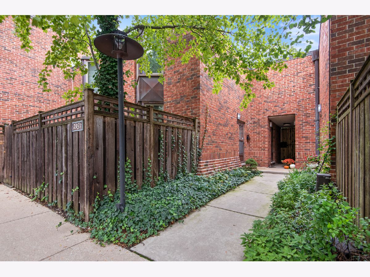 Condos & Townhomes Sold Oz Park Gardens Chicago Illinois, 2147 Lincoln