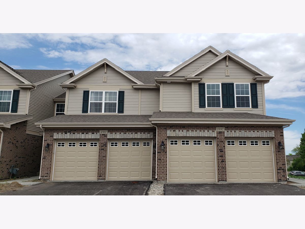 Townhomes Sold Deerbrook Place Aurora Illinois, 2112 Canyon Creek