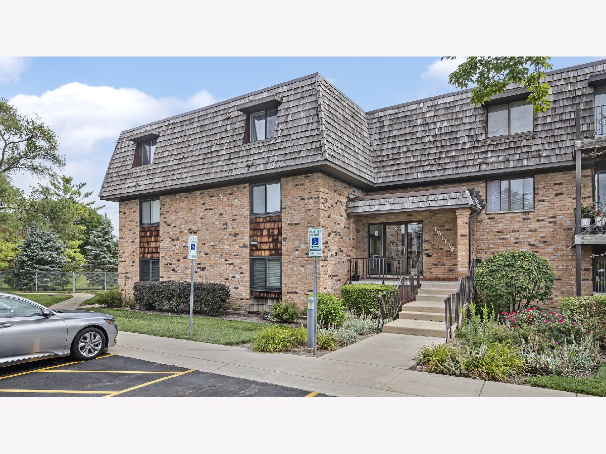Condominiums Sold Arbors Buffalo Grove Illinois, 12 Oak Creek