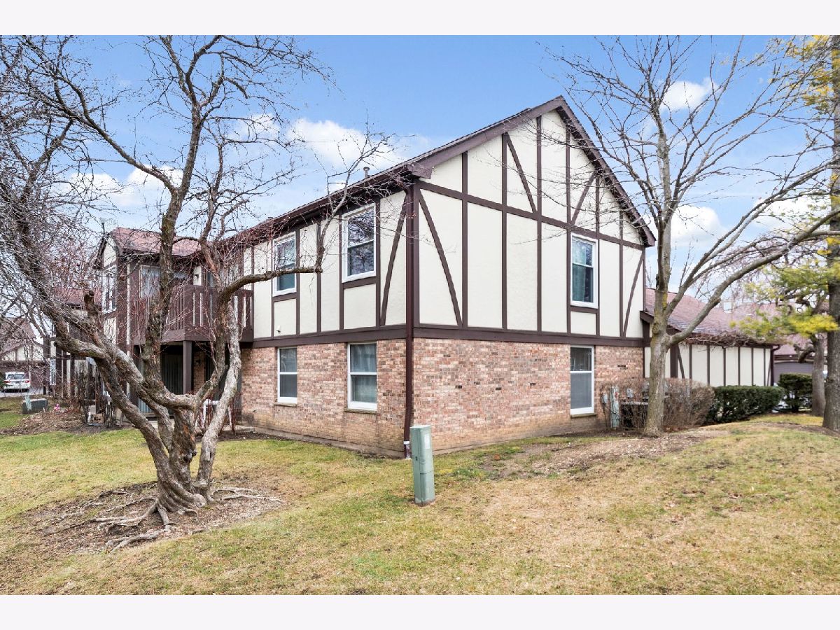 Condominiums & Homes Sold Willow Bend Rolling Meadows Illinois, 2630 Northampton