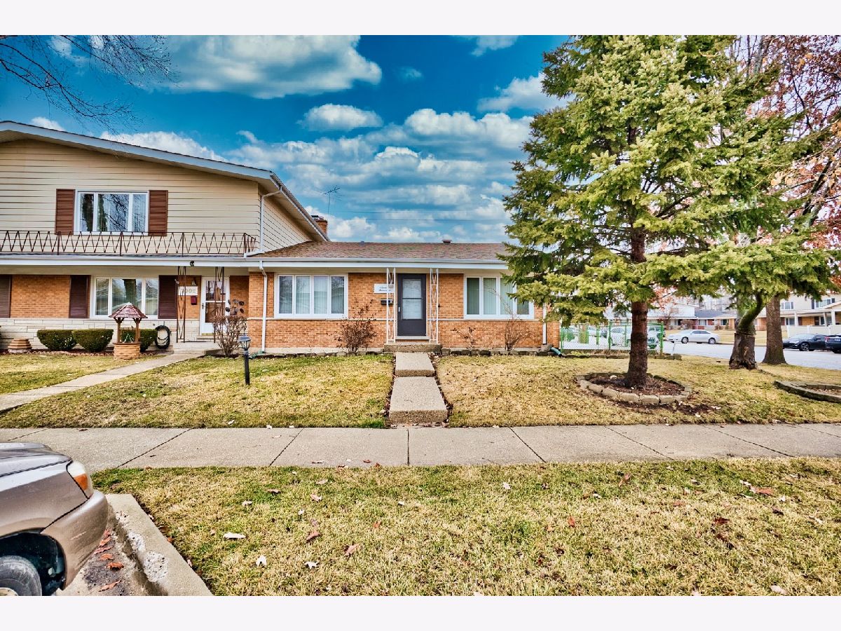 Townhomes & Homes Rented Chesterfield Gardens Niles Illinois, 7000 Greenleaf