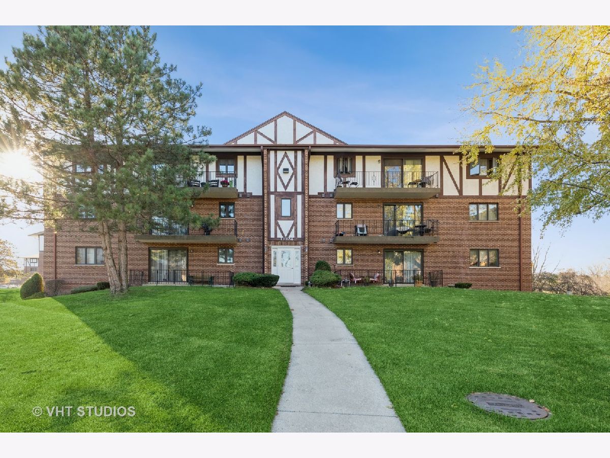 Condominiums Sold Green Valley Palos Hills Illinois, 11024 Theresa