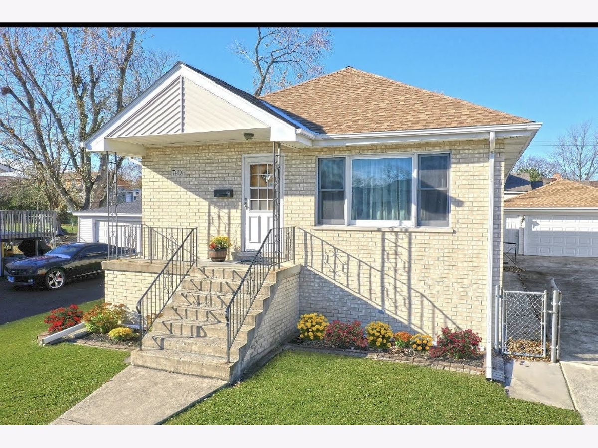 Condominiums & Homes Sold Country Club Woodridge Illinois, 7906 Apache